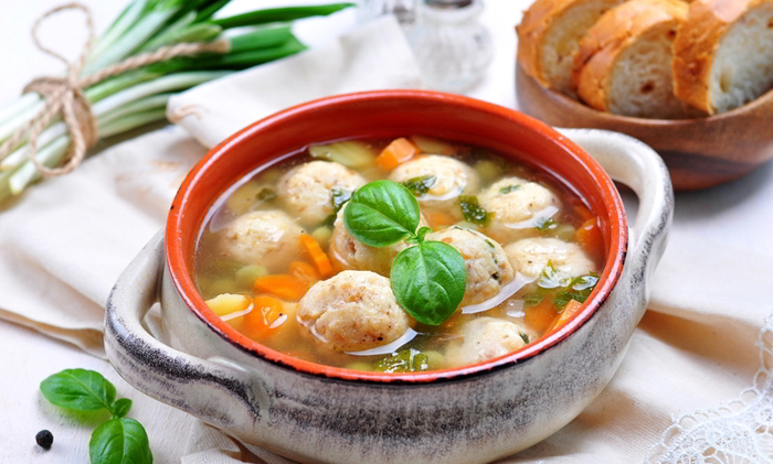 На второй день от супа остается пустая кастрюля: хоть и питательный, но очень легкий!