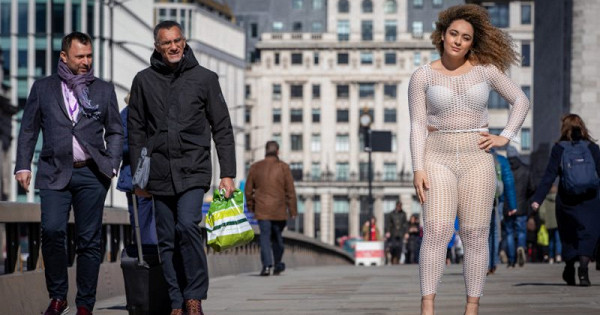 Девушка прогулялась по Лондону в откровенном наряде