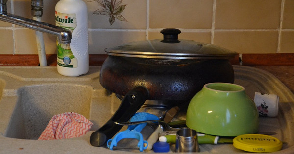 Как отмыть сковороду от жира домашними средствами