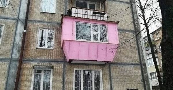 Нелепые российские балконы, дизайн которых видно с улицы: фото
