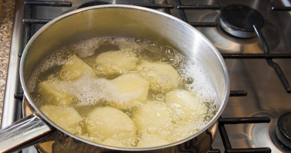 Почему не нужно выливать воду после варки картофеля