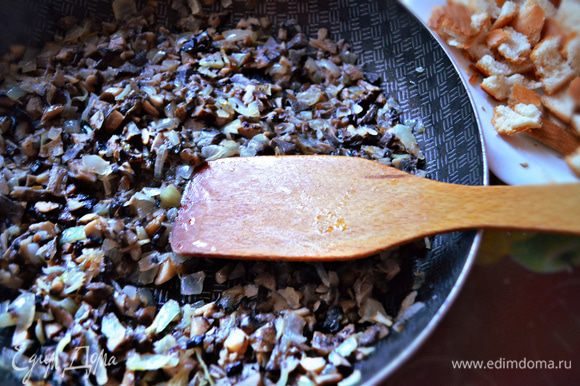 Потушите грибы с луком в течение 10-15 мин. Добавьте сливочное масло, посолите, приправьте перцем и перемешайте.