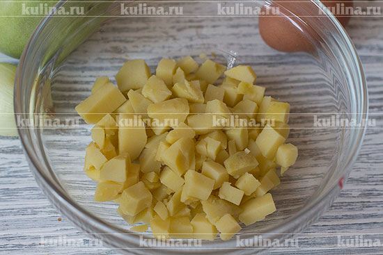 Картофель очистить, нарезать мелким кубиком и положить в миску.