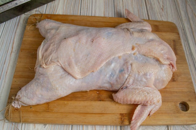 Придаём заполненному фаршем цыплёнку форму и сшиваем кулинарной разрез