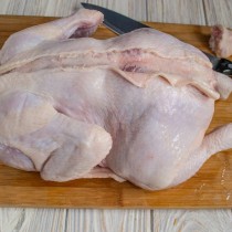 Разрезаем кожу цыплёнка вдоль спинки