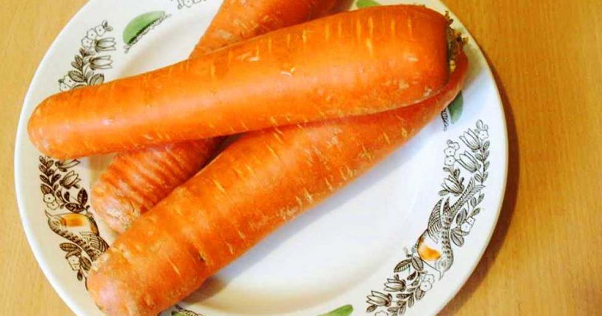 Ем морковь на ночь. Морковь. Морковка на тарелке. Морковь домашняя. Морковь на столе.