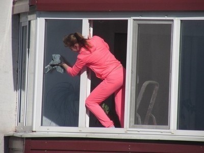 Отчаянные домохозяйки, которые моют окна с риском для жизни