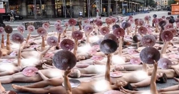 Художник устроил акцию с десятками голых женщин в Нью-Йорке за свободу сосков
